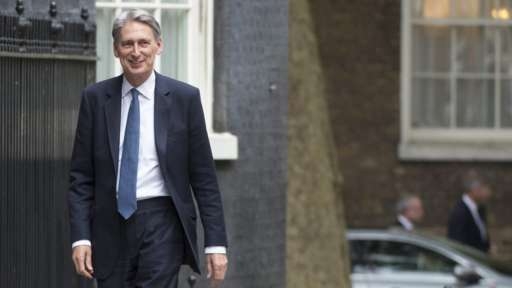 &Ocirc;ng Philip Hammond (ngoại trưởng Anh dưới thời &ocirc;ng David Cameron) được bổ nhiệm l&agrave;m Bộ trưởng T&agrave;i ch&iacute;nh thay thế &ocirc;ng George Osborn. Nhiệm vụ của &ocirc;ng Hammond l&agrave; đưa nền kinh tế Anh tho&aacute;t khỏi nguy cơ suy tho&aacute;i v&agrave; thiết lập c&aacute;c mục ti&ecirc;u ng&acirc;n s&aacute;ch mới.(Ảnh: EPA)