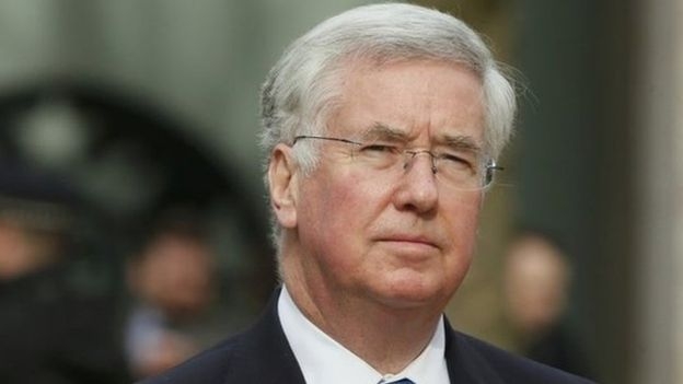 &Ocirc;ng Michael Fallon vẫn giữ cương vị cũ của &ocirc;ng trong nội c&aacute;c mới của nước Anh l&agrave; Bộ trưởng Quốc ph&ograve;ng, chức vụ &ocirc;ng đ&atilde; đảm nhiệm trong hai năm qua.(Ảnh: BBC)