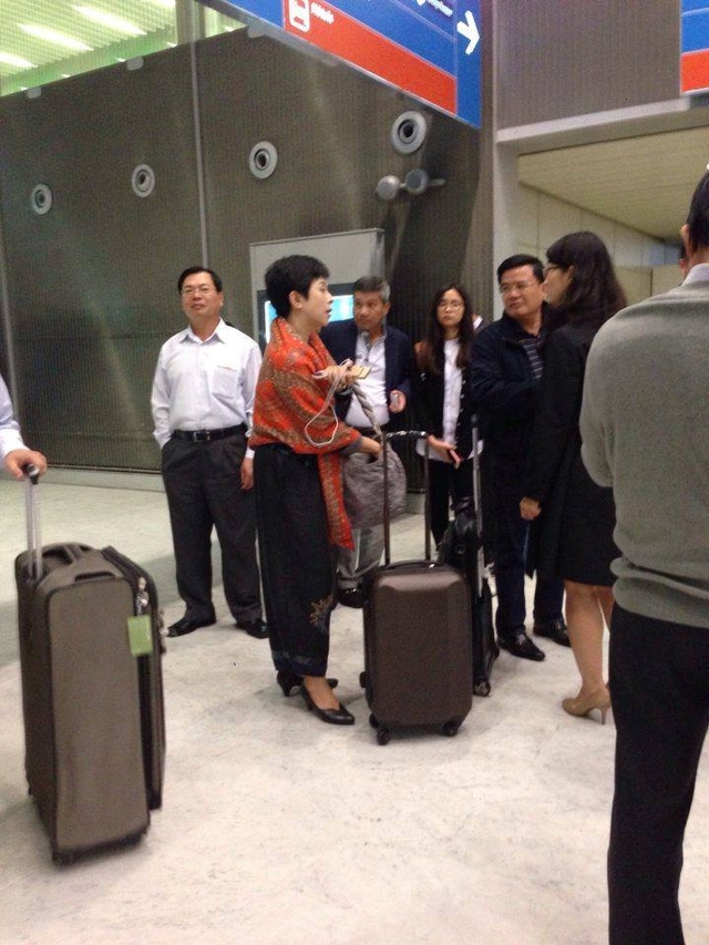 Sau khi rời chức vụ Bộ trưởng C&ocirc;ng Thương, người ta vẫn thấy &ocirc;ng đi nước ngo&agrave;i, việc ri&ecirc;ng bằng hộ chiếu c&ocirc;ng vụ. Tuy nhi&ecirc;n, l&atilde;nh đạo Cục Xuất nhập cảnh cho biết, việc &ocirc;ng Ho&agrave;ng d&ugrave;ng hộ chiếu c&ocirc;ng vụ thời điểm n&agrave;y vẫn l&agrave; hợp lệ.