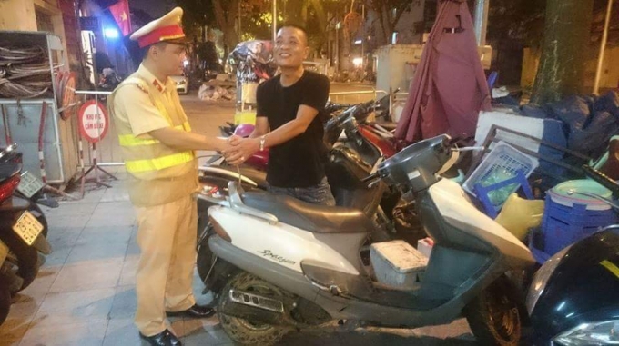 Tổ c&ocirc;ng t&aacute;c trao trả lại chiếc xe bị thất lạc lại cho chủ nh&acirc;n.