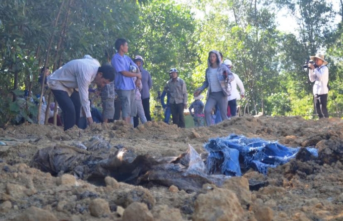 H&agrave;ng trăm tấn chất thải của Formosa được C&ocirc;ng ty M&ocirc;i trường, đ&ocirc; thị Kỳ Anh ch&ocirc;n lấp.
