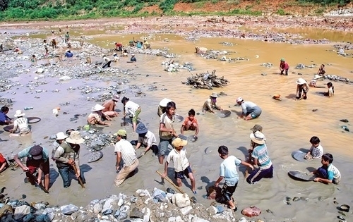 Kon Tum: Doanh nghiệp khai thác đá ở biên giới bằng “giấy phép miệng”?