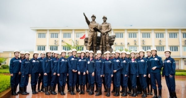 Thí sinh Hoa hậu Việt Nam thăm quan và giao lưu tại mỏ than Hà Lầm