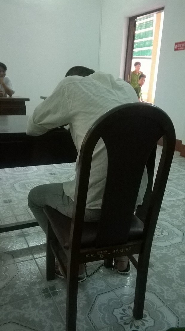 Người chồng l&agrave; phạm nh&acirc;n, được c&ocirc;ng an &aacute;p giải đến phi&ecirc;n xử ly h&ocirc;n.