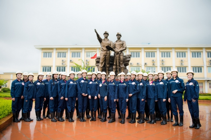 Th&iacute; sinh Hoa hậu Việt Nam thăm quan v&agrave; giao lưu tại mỏ than H&agrave; Lầm