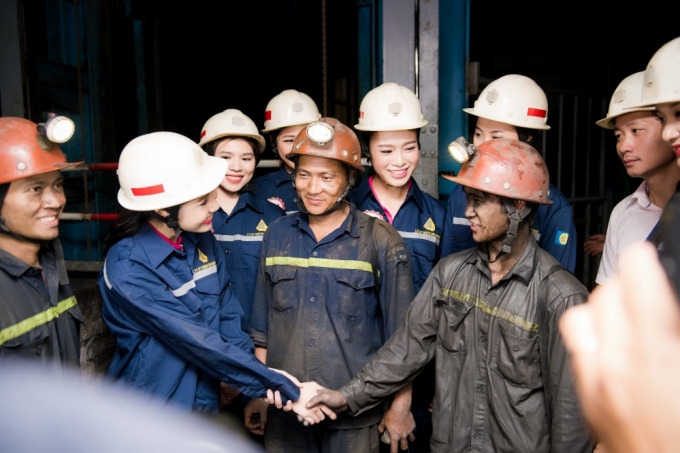 Th&iacute; sinh Hoa hậu Việt Nam thăm quan v&agrave; giao lưu tại mỏ than H&agrave; Lầm