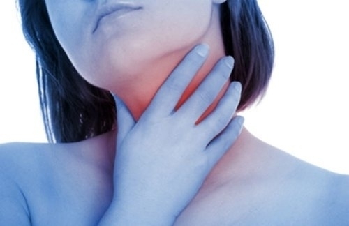 Đau họng l&agrave; một trong những dấu hiệu điển h&igrave;nh của bệnh bạch hầu. Ảnh minh họa.