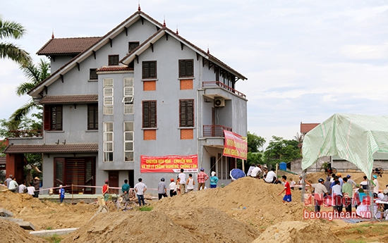 Ng&ocirc;i nh&agrave; 3 tầng c&oacute; chiều cao 11m5 diện t&iacute;ch 171m2&nbsp;được di dời sang vị tr&iacute; mới c&aacute;ch vị tr&iacute; cũ 40m