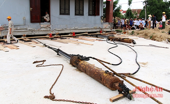 C&aacute;c thiết bị như m&aacute;y tuy thủy lực, b&agrave;n mạp, con lăn được sử dụng để k&eacute;o ng&ocirc;i nh&agrave;