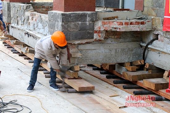 T&ograve;a nh&agrave; nặng hơn 800 tấn, trong qu&aacute; tr&igrave;nh di chuyển, c&aacute;c c&ocirc;ng nh&acirc;n phải căn chỉnh từng mm.