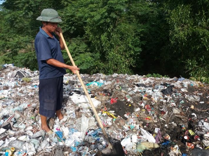 Những chất thải đen kịt, bốc m&ugrave;i h&ocirc;i thối được ch&ocirc;n từ năm 2015 đến nay vẫn hầu như nguy&ecirc;n vẹn, tại b&atilde;i r&aacute;c Thi&ecirc;n Cầm.