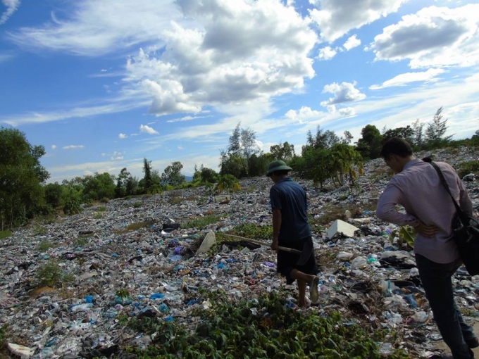 B&atilde;i r&aacute;c Thi&ecirc;n Cầm, theo một số hộ d&acirc;n sinh sống gần đ&acirc;y cho biết, hiện đang ch&ocirc;n một lượng lớn chất thải Formosa trong n&agrave;y.