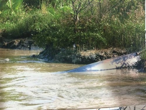 Hai tuyến ống ch&ocirc;n ngầm đều bị nổi.