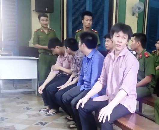 C&aacute;c bị c&aacute;o trước v&agrave;nh m&oacute;ng ngựa.