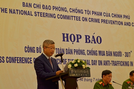 &Ocirc;ng Nguyễn Thanh L&acirc;m, Ph&oacute; Cục trưởng Cục b&aacute;o ch&iacute;, Bộ th&ocirc;ng tin v&agrave; Truyền th&ocirc;ng&nbsp; đ&atilde; đọc c&ocirc;ng bố quyết định số 793/QĐ-TTg ng&agrave;y 10/5/2016 &ldquo;Ng&agrave;y to&agrave;n d&acirc;n ph&ograve;ng, chống bu&ocirc;n b&aacute;n người&rdquo;. Ảnh: TH&Agrave;NH AN.