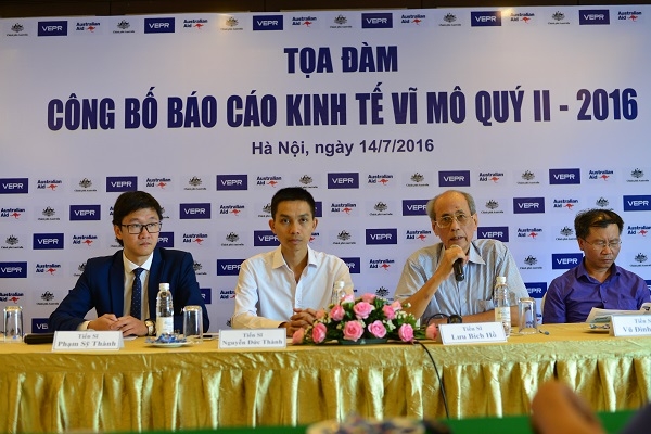 C&aacute;c chuy&ecirc;n gia trao đổi về c&aacute;c vấn đề kinh tế 6 th&aacute;ng đầu năm tại Tọa đ&agrave;m do VEPR tổ chức chiều 14/7.