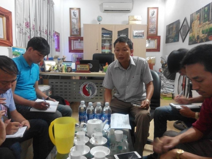 &Ocirc;ng L&ecirc; Quang H&ograve;a (ngồi giữa) Gi&aacute;m đốc C&ocirc;ng ty M&ocirc;i trường, đ&ocirc; thị Kỳ Anh trong buổi l&agrave;m việc với ph&oacute;ng vi&ecirc;n tại trụ sở.