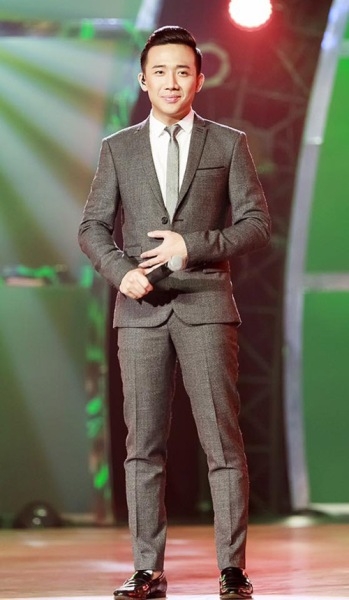 MC Trấn Th&agrave;nh tr&ecirc;n s&acirc;n khấu.