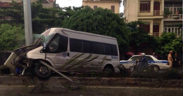 Quảng Ninh: Xe khách “húc” cột điện, 8 người thương vong