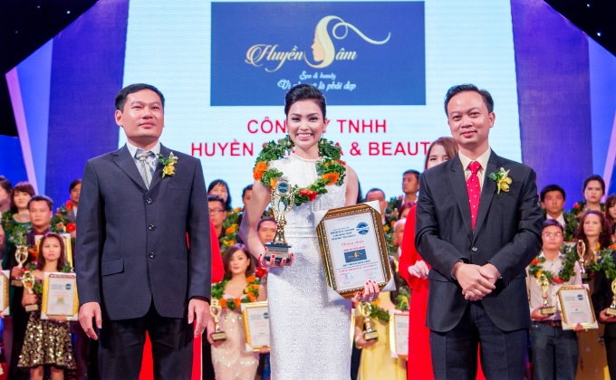Chị Huyền S&acirc;m nhận &ldquo;Giải thưởng Thương hiệu xuất sắc &ndash; Execllent Brand 2016&rdquo;.