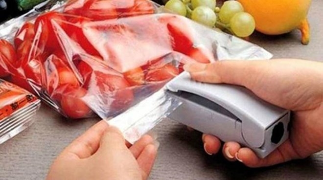 &nbsp;Rau, củ quả đ&atilde; được rửa qua hoặc cắt gọt th&igrave; n&ecirc;n để v&agrave;o một t&uacute;i nhựa hoặc t&uacute;i c&oacute; kh&oacute;a k&iacute;n trước khi đặt v&agrave;o ngăn m&aacute;t. Ảnh: minh họa