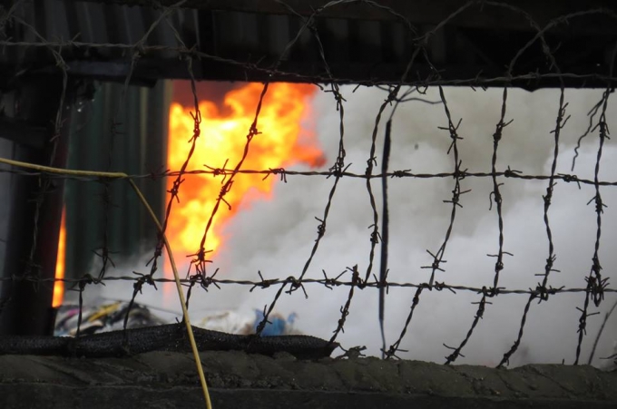 Đến 8h s&aacute;ng nay, ngọn lửa vẫn đang b&ugrave;ng ch&aacute;y dữ dội.