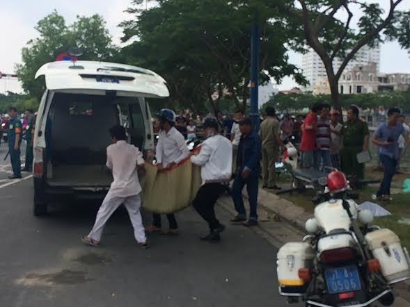 Thi thể nạn nh&acirc;n được đưa về bệnh viện