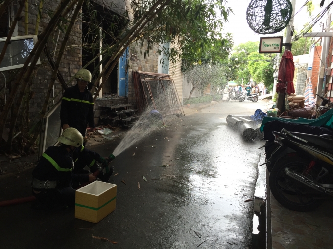 Nh&acirc;n vi&ecirc;n chữa ch&aacute;y phun nước chữa ch&aacute;y.