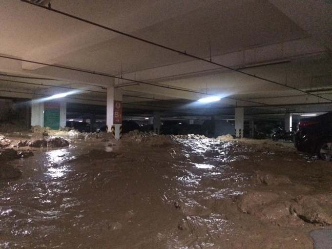 Lúc sự vi&ecirc;̣c xảy ra, kh&ocirc;ng có ai ở g&acirc;̀n khu vực tường sụp, chỉ có m&ocirc;̣t vài nh&acirc;n vi&ecirc;n giữ xe đứng xa tr&ocirc;ng th&acirc;́y, n&ecirc;n kh&ocirc;ng thi&ecirc;̣t hại v&ecirc;̀ người.