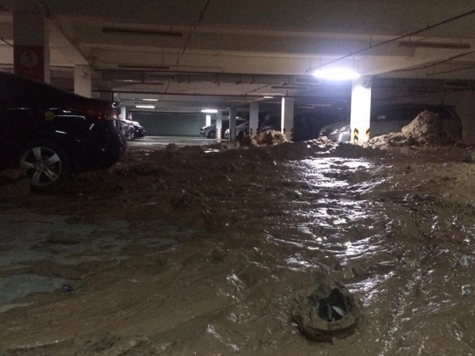 Tại hiện trường, ph&acirc;̀n h&acirc;̀m đ&ecirc;̉ xe tại khu A1-B2 tại chung cư Giai Vi&ecirc;̣t- Chánh Hưng có bức tường ngăn cách với c&ocirc;ng trình trung t&acirc;m thương mại đang được thi c&ocirc;ng ph&acirc;̀n n&ecirc;̀n móng.&nbsp;