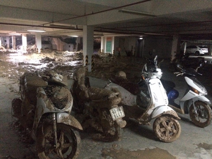 Hàng chục xe máy, &ocirc; t&ocirc; trong h&acirc;̀m bị vùi, có những chi&ecirc;́c bị hư hại...