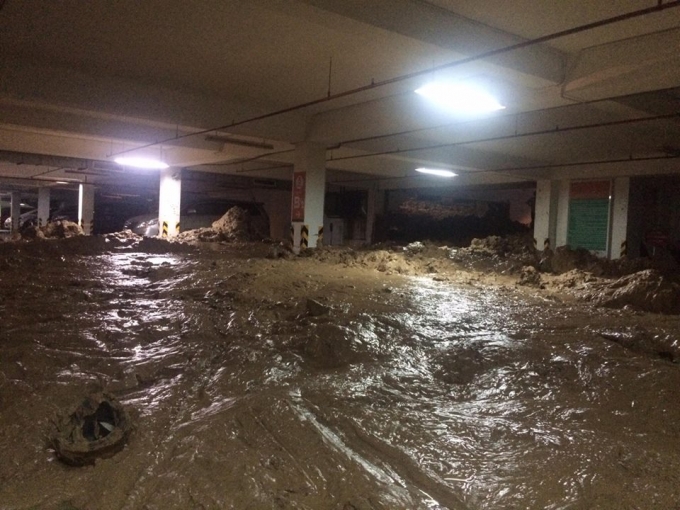 Bờ tường bị bục là do tường kh&ocirc;ng chịu được lực ép của đ&acirc;́t, đá từ c&ocirc;ng trình b&ecirc;n ngoài đang thi c&ocirc;ng.