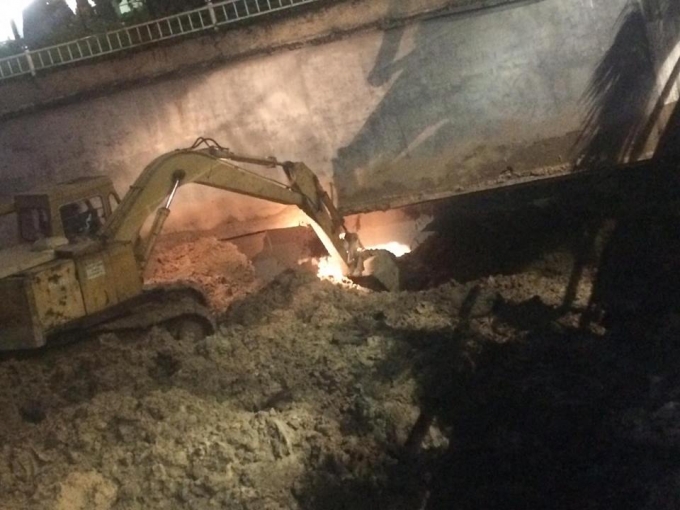 Theo ghi nh&acirc;̣n của ph&oacute;ng vi&ecirc;n Ph&aacute;p luật Plus, với m&ocirc;̣t c&ocirc;ng trình kh&ocirc;̉ng l&ocirc;̀ đang thi c&ocirc;ng nhưng đi&ecirc;̀u r&acirc;́t lạ là bờ tường ngăn cách r&acirc;́t mỏng và được x&acirc;y sơ sài. Ph&acirc;̀n tường ti&ecirc;́p giáp này trải dài hàng chục mét ngăn cách giữa trung t&acirc;m thương mại và nhà xe.&nbsp;