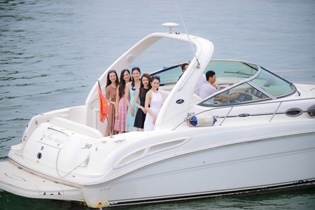 BTC Hoa hậu Việt Nam &ldquo;chi mạnh&rdquo; để đưa th&iacute; sinh đi uống tr&agrave; tr&ecirc;n du thuyền.