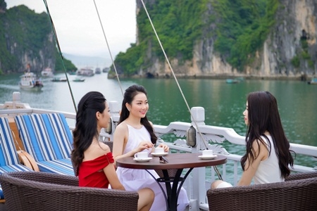 Th&iacute; sinh Hoa hậu Việt Nam 2016 h&oacute;a qu&yacute; c&ocirc; thanh lịch, khoe sắc tr&ecirc;n du thuyền