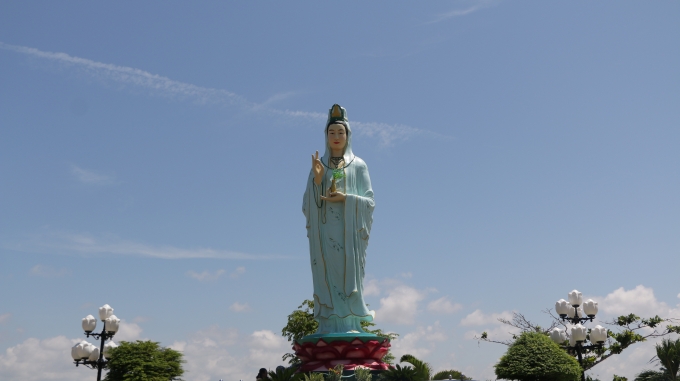 Qu&aacute;n &acirc;m Phật đ&agrave;i c&ograve;n gọi l&agrave; Mẹ Nam Hải (tọa lạc tại phường Nh&agrave; M&aacute;t, TP Bạc Li&ecirc;u, tỉnh Bạc Li&ecirc;u ) l&agrave; một trong những điểm du lịch nổi tiếng về t&acirc;m linh hằng năm thu h&uacute;t h&agrave;ng vạn du kh&aacute;ch gần xa đến viếng v&agrave; chi&ecirc;m b&aacute;i.