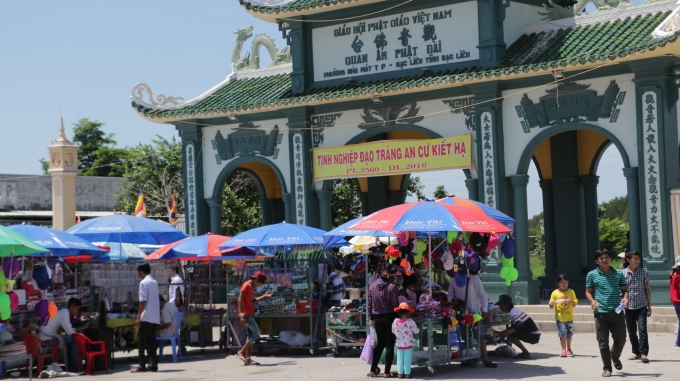 Theo ghi nhận của Pv Ph&aacute;p luật Plus v&agrave;o chiều ng&agrave;y 15/7, t&igrave;nh trạng lộn xộn v&agrave; b&aacute;t nh&aacute;o trước cổng v&agrave;o ch&ugrave;a như l&agrave; một c&aacute;i chợ.