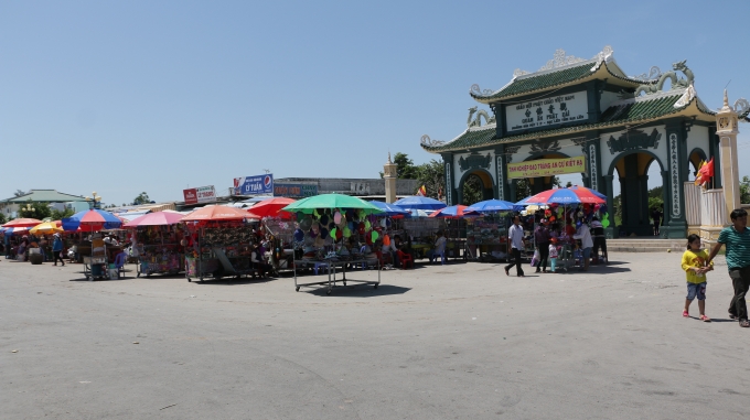 Khu vực n&agrave;y c&oacute; quầy h&agrave;ng b&agrave;y b&aacute;n từ đồ kh&ocirc; đến đồ tươi gần như chiếm hết khoảng trống, c&oacute; l&uacute;c du kh&aacute;ch đi lễ B&agrave; dồn về đ&ocirc;ng họ phải kh&oacute; khăn lắm mới chen ch&acirc;n để ra v&agrave;o cổng.