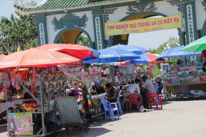 Bạc Li&ecirc;u: Cần chấn chỉnh cảnh lộn xộn trước khu Quan &acirc;m Phật đ&agrave;i