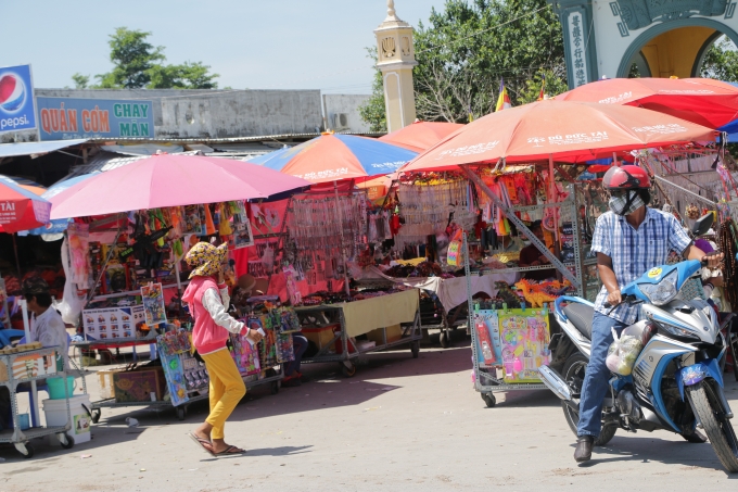 C&oacute; những quầy h&agrave;ng d&ugrave;ng loa ph&aacute;t hết c&ocirc;ng sức để mời gọi du kh&aacute;ch đến mua h&agrave;ng&hellip;tạo n&ecirc;n một thứ &acirc;m thanh hỗn tạp trước một chỗ linh thi&ecirc;ng v&agrave; t&ocirc;n nghi&ecirc;m v&agrave; g&acirc;y mất an ninh trật tự.
