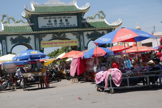 Chị Trần Thị Thanh H&agrave;, một du kh&aacute;ch đến từ tỉnh B&igrave;nh Dương cho biết &ldquo; hằng năm t&ocirc;i c&ugrave;ng gia đ&igrave;nh v&agrave; bạn b&egrave; đều đến đ&acirc;y để c&uacute;ng b&aacute;i Mẹ Nam Hải, nhưng năm nay ch&uacute;ng t&ocirc;i kh&aacute; bất ngờ khi đến cổng đ&atilde; bị chấn ngang bởi những quầy b&aacute;n h&agrave;ng n&agrave;y, chỗ linh thi&ecirc;ng m&agrave; như một c&aacute;i chợ th&igrave; kh&oacute; coi qu&aacute;, sao m&agrave; kh&ocirc;ng thấy mấy &ocirc;ng bảo vệ đến dẹp g&igrave; hết vậy&rdquo; chị Thanh H&agrave; lắc đầu tỏ vẻ rất kh&ocirc;ng h&agrave;i l&ograve;ng.