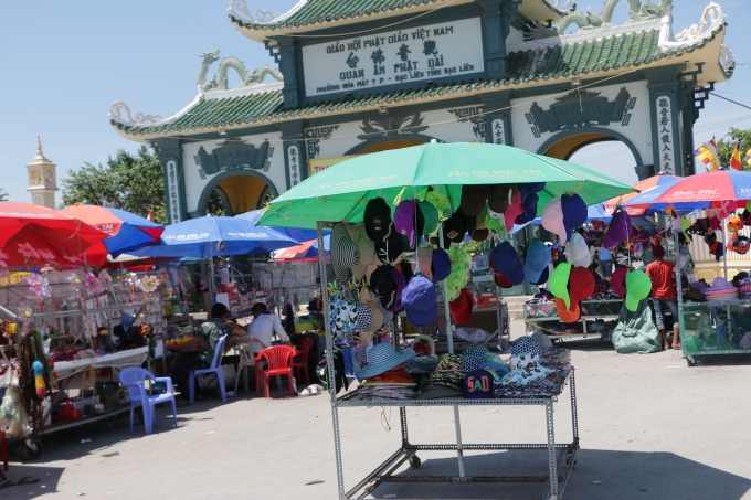 T&igrave;nh trạng lộn xộn n&agrave;y diễn ra trong một thời gian kh&aacute; d&agrave;i, ban đầu l&agrave; c&aacute;ch xa cổng v&agrave;o khu Phật B&agrave; nhưng ng&agrave;y c&agrave;ng những người b&aacute;n h&agrave;ng n&agrave;y đều tập trung tại cổng ch&iacute;nh.