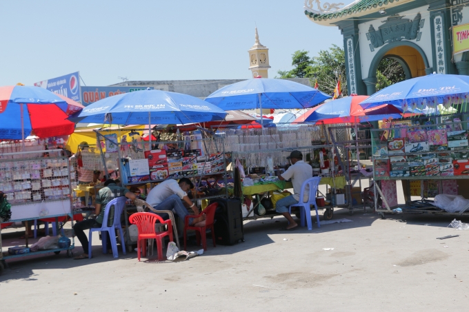Hầu như kh&ocirc;ng thấy b&oacute;ng d&aacute;ng của bảo vệ đến nhắc nhở những người b&aacute;n h&agrave;ng n&agrave;y để dời đi chỗ kh&aacute;c, m&agrave; chỉ thấy b&oacute;ng d&aacute;ng của bảo vệ tập trung chủ yếu v&agrave;o chuy&ecirc;n m&ocirc;n của họ l&agrave; ghi phiếu giũ xe của du kh&aacute;ch v&agrave; thu tiền.