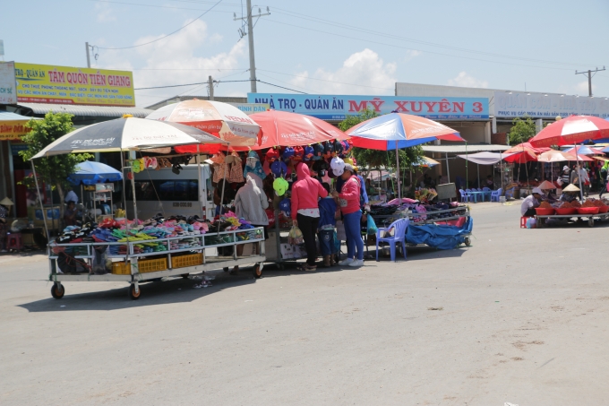Cảnh b&aacute;t nh&aacute;o lộn xộn trước cổng v&agrave;o khu Phật B&agrave; đ&atilde; l&agrave;m mất đi vẻ t&ocirc;n nghi&ecirc;m, linh thi&ecirc;ng, đ&aacute;ng lẻ ra du kh&aacute;ch thập phương đến đ&acirc;y để thanh tịnh, cầu b&igrave;nh an, sức khỏe, l&agrave;m ăn ph&aacute;t t&agrave;i cho gia đ&igrave;nh m&igrave;nh, nhưng du kh&aacute;ch để đ&acirc;y chỉ để nghe một thứ &acirc;m thanh hỗn tạp xuất ph&aacute;t từ c&aacute;i chợ tự ph&aacute;t n&agrave;y sao.