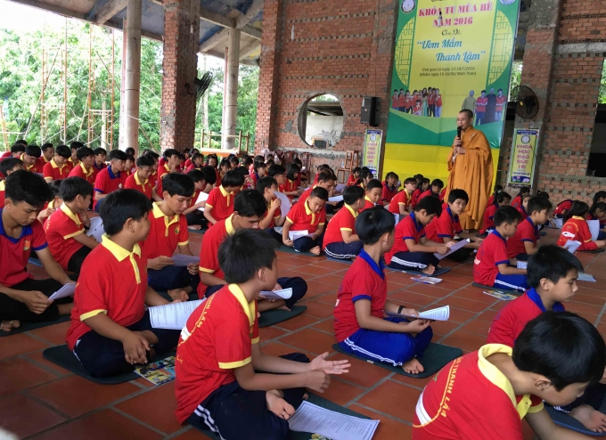 C&aacute;c em đọc c&aacute;c nội quy, nội dung sinh hoạt kh&oacute;a tu.