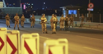 Quân đội Thổ Nhĩ Kỳ đảo chính: Trụ sở quốc hội rung chuyển vì bom