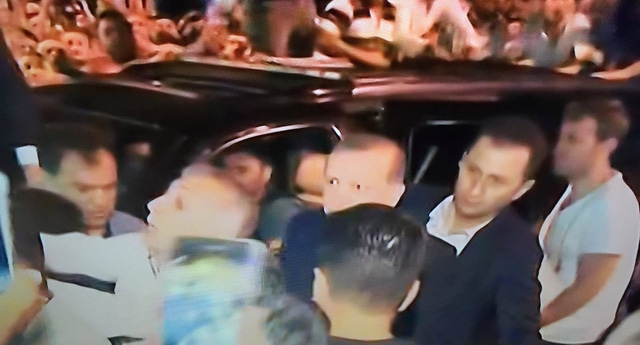 Qu&acirc;n đội Thổ Nhĩ Kỳ đảo ch&iacute;nh: Trụ sở quốc hội rung chuyển v&igrave; bom