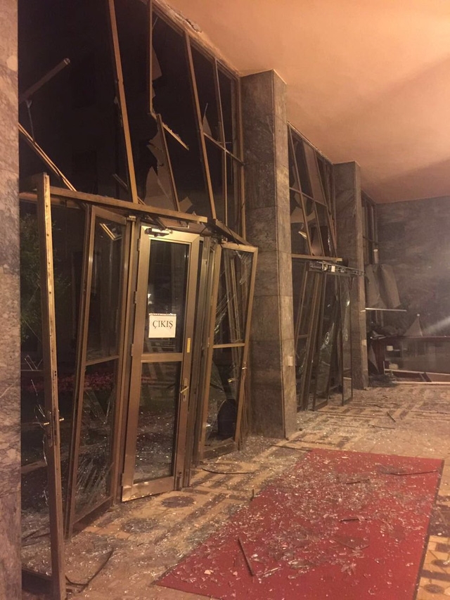 C&aacute;c cửa k&iacute;nh bị vỡ trong t&ograve;a nh&agrave; quốc hội (Ảnh: Anadolu)&nbsp;