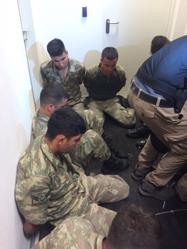 Binh sĩ tham gia đảo ch&iacute;nh bị bắt. (Ảnh: Twitter)