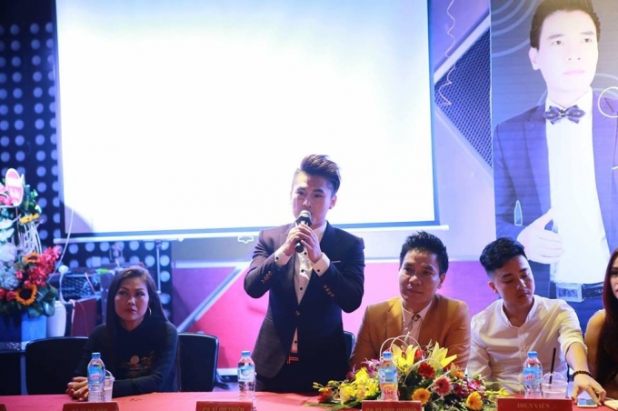 Ca sỹ du Thi&ecirc;n ph&aacute;t biểu trong buổi họp b&aacute;o của ca sỹ Huy Cường.